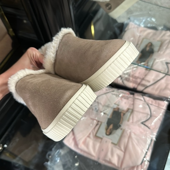 Women's Fur Lined Low Ankle Timberlands - Picture 7 of 9